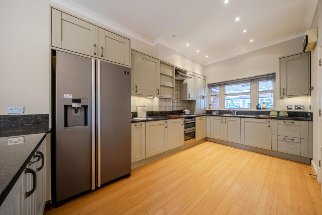 House in London, Cottenham Park, Raynes Park - View 4