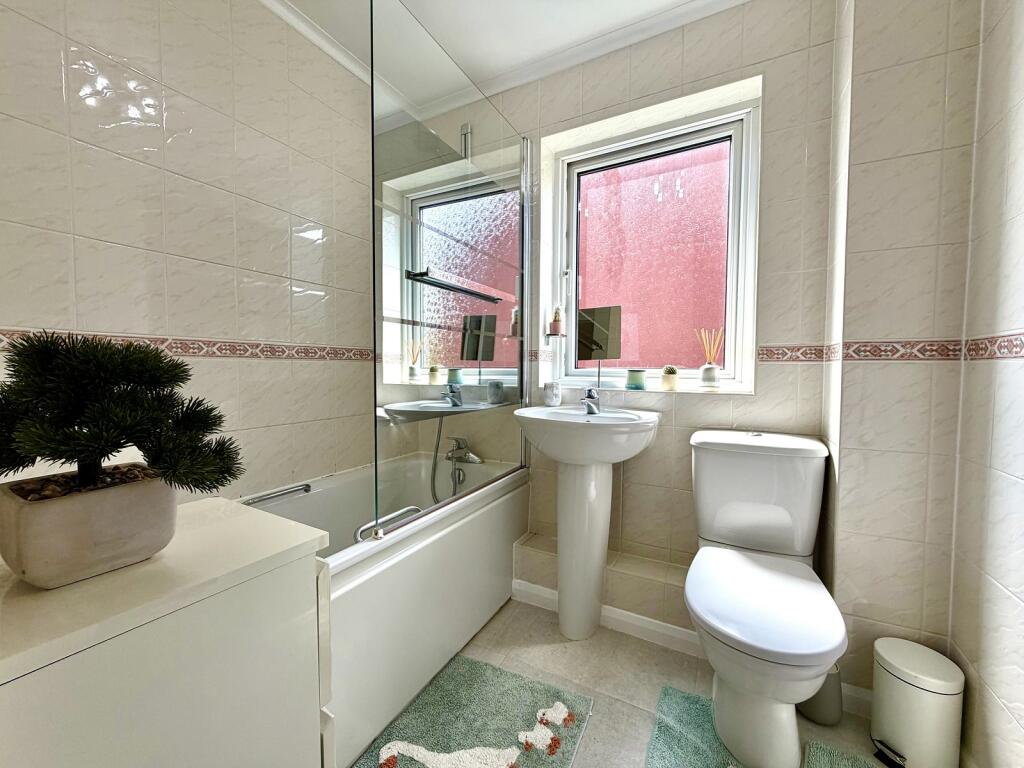 House in London, Royal Borough of Kingston upon Thames - View 4