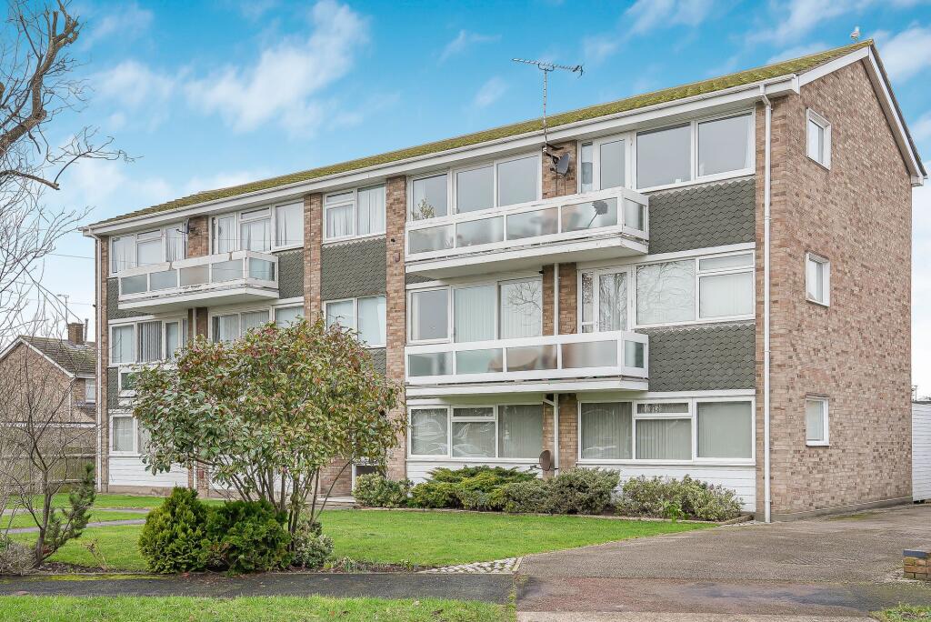 2-bed flat on Dungannon Chase, Thorpe Bay, SS1, £265,000
