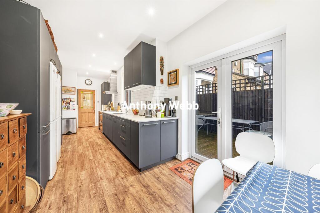 The Grove, Palmers Green, N13 photo 2