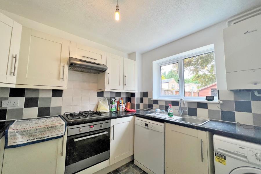 House in Woking, Knaphill - View 2