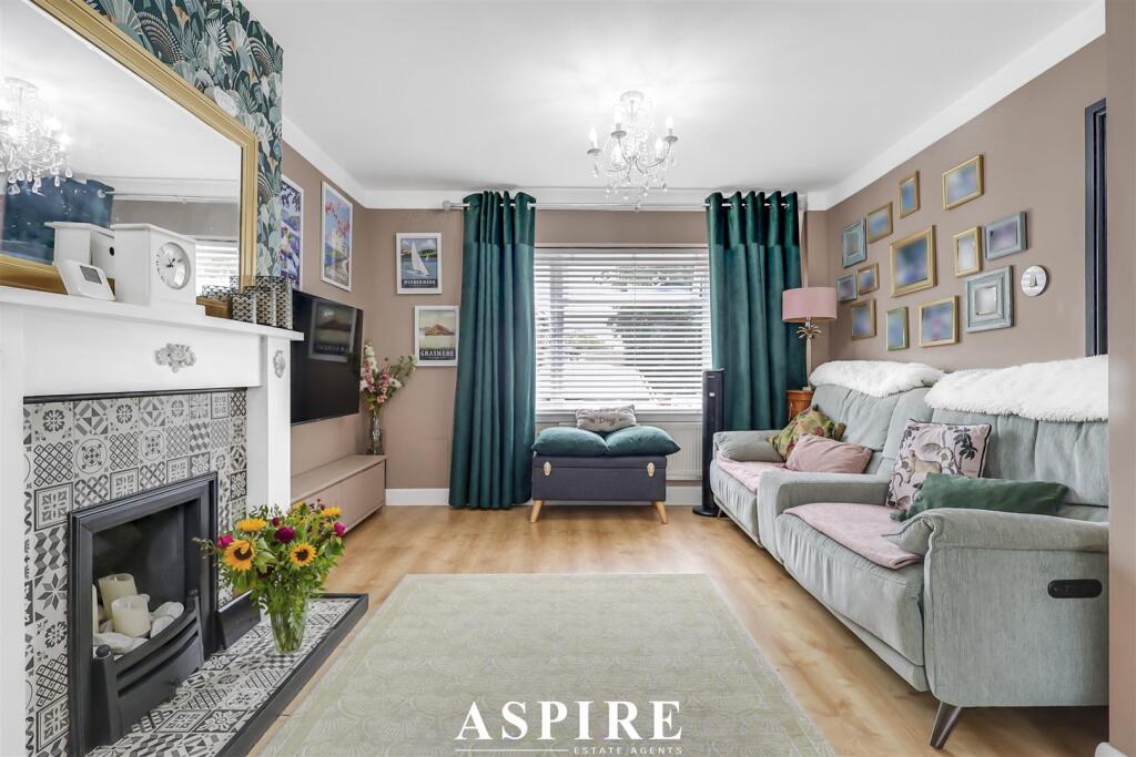 House in Southend-on-Sea - More