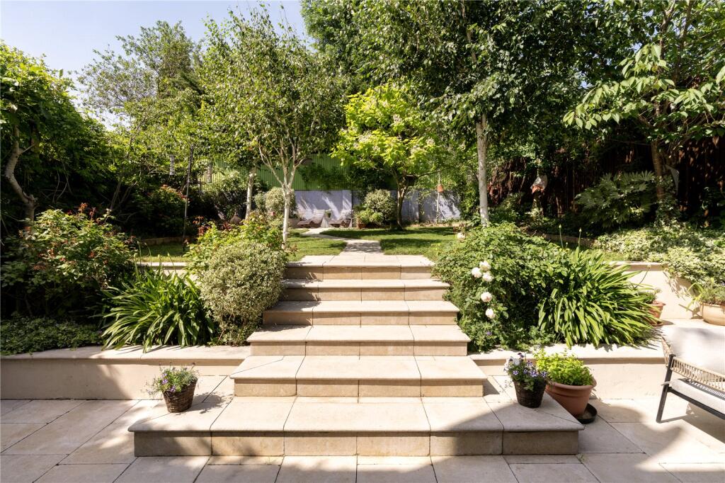 House in London - View 2