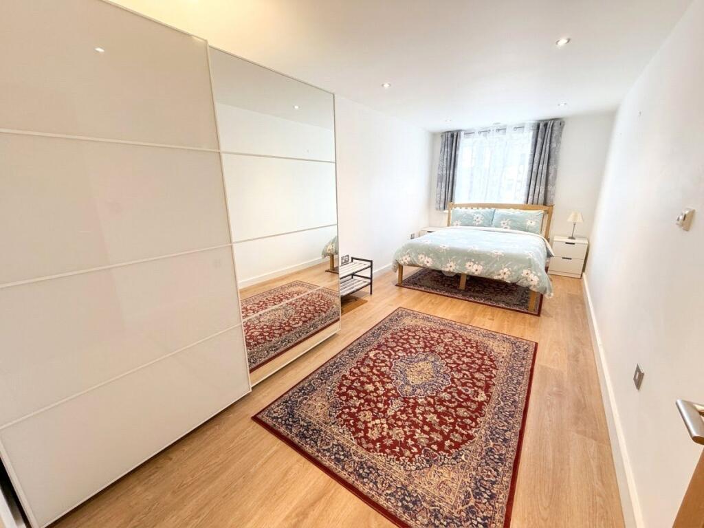 Apartment in Surrey Heath, Surrey - More