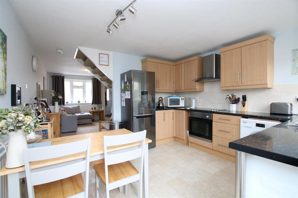 House in Horsham, Highwood - More
