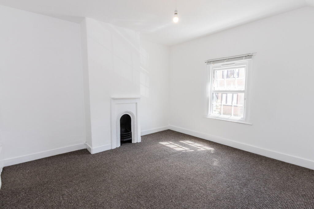House in Tunbridge Wells, Hawkhurst - More
