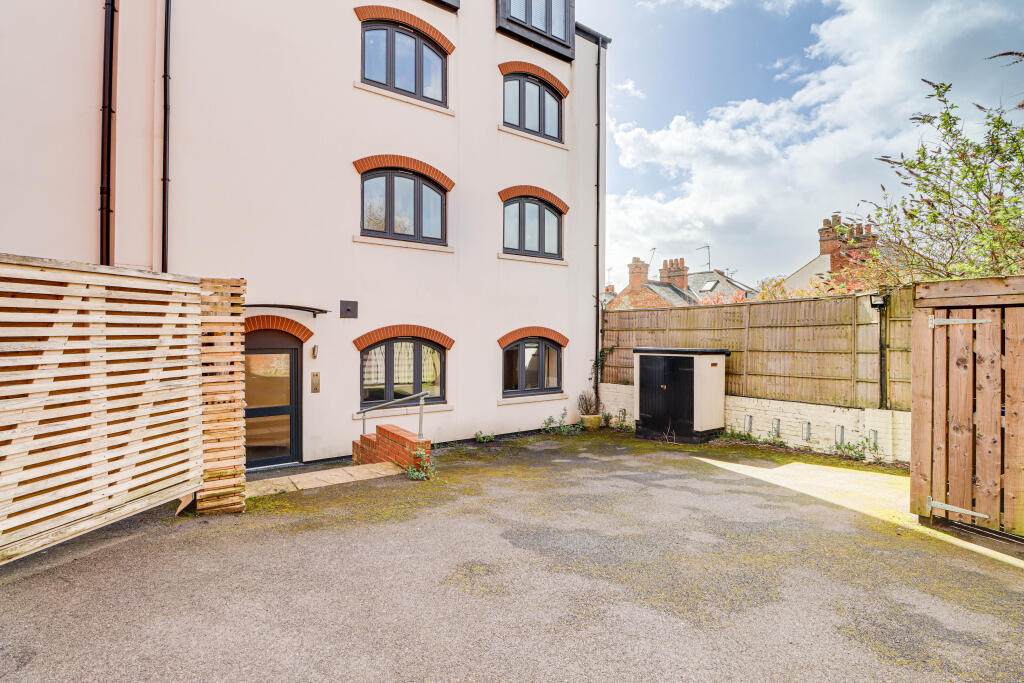 Main image of property: London Road, St Albans, AL1