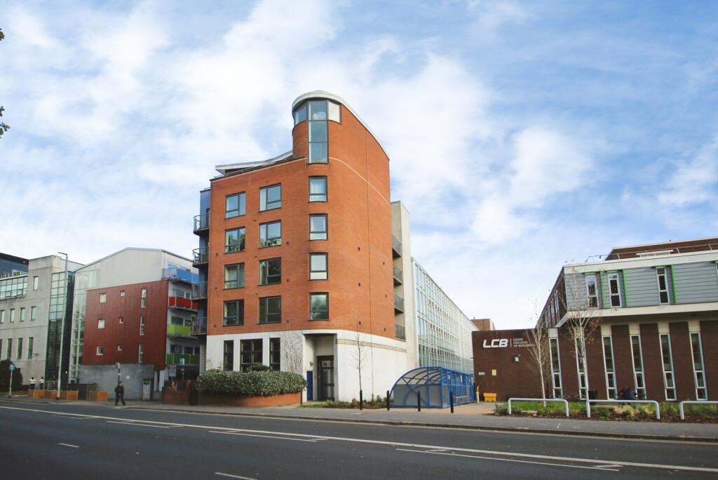 2-bed flat on North Street, Leeds, West Yorkshire, LS2, £184,750