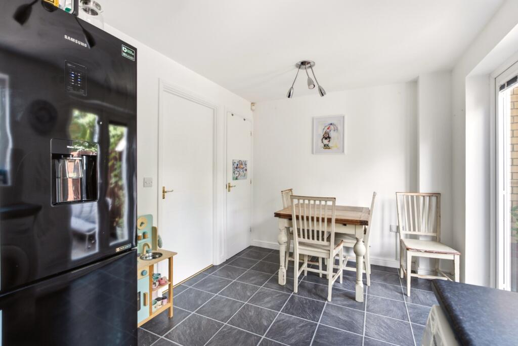 House in Houghton Regis, Central Bedfordshire - More