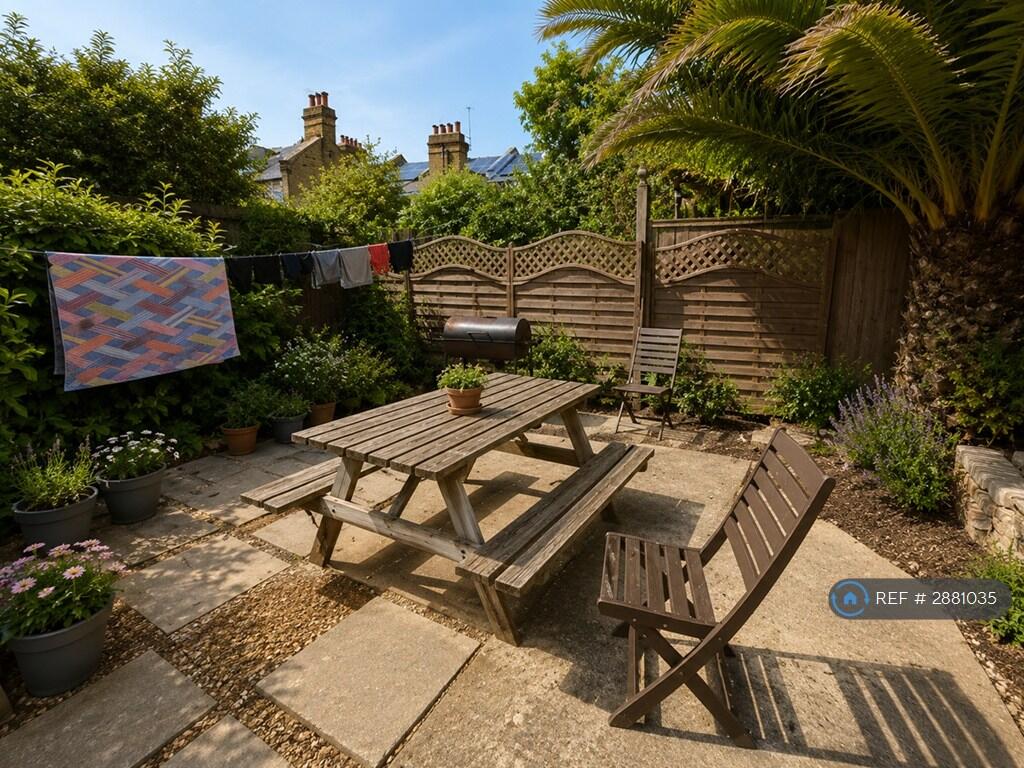 5 bedroom semi-detached house for rent