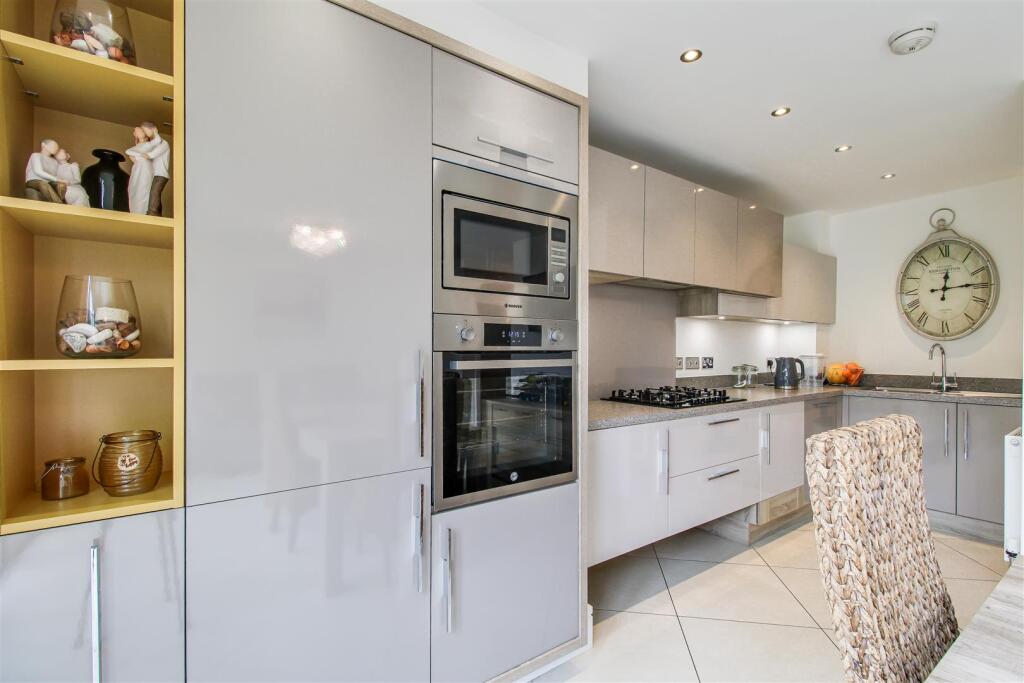 House in Wakefield, Outwood - View 3