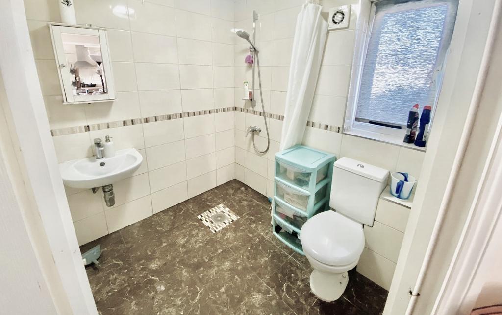 Apartment in Southall - View 4