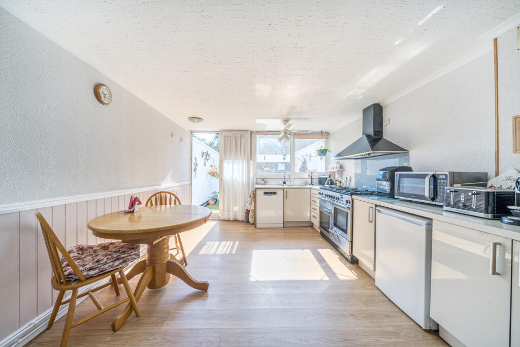 Sanctuary Close, Harefield, Uxbridge photo 4