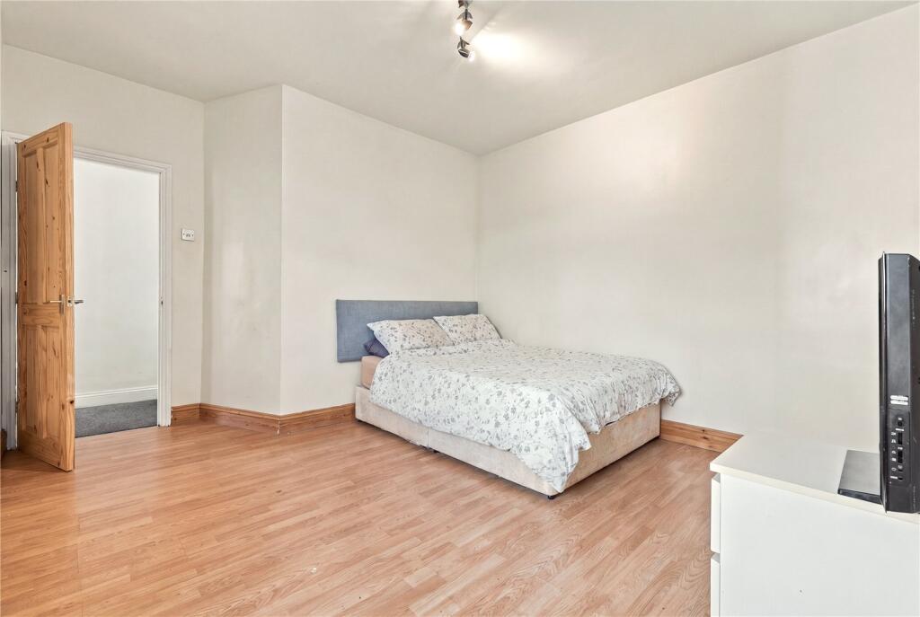 Apartment in Southend-on-Sea - View 5