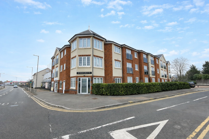 2-bed flat on Flat 1, High Grove, 242 High Road, Benfleet, Essex SS7 5LA, £200,000