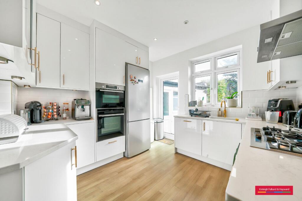 House in London, Friern Barnet - View 2
