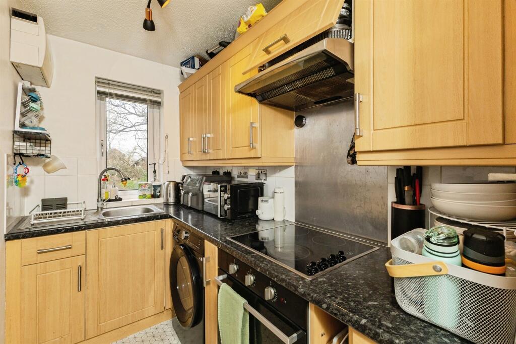 Apartment in Reading, Lower Earley, Earley - View 4