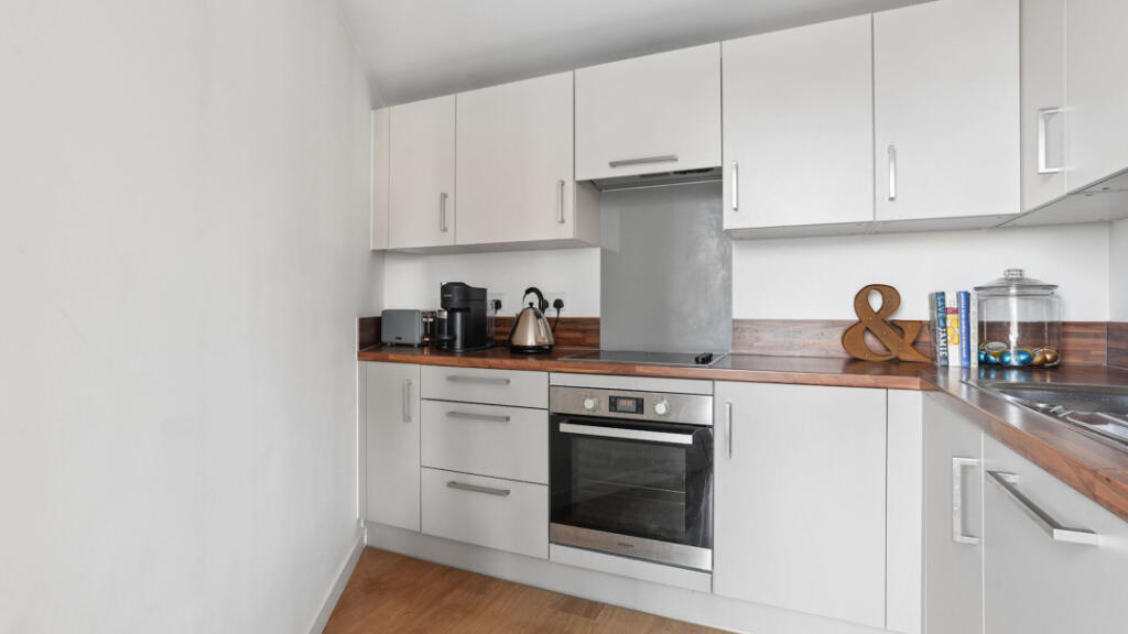 Apartment in London - View 5