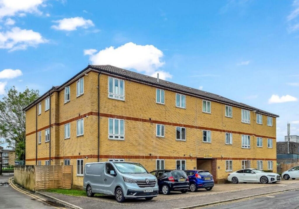 2-bed flat on Hobbs Close, Waltham Cross, EN8 0, £210,000