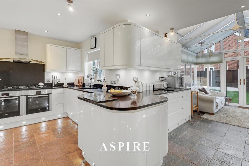 **Private Gated Cul-De-Sac** Carte Place, Langdon Hills SS16 photo 3