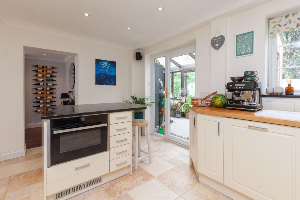 Dovehouse Close, Eynsham, Oxfordshire photo 4