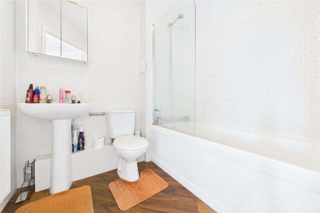 Apartment in Redhill - More