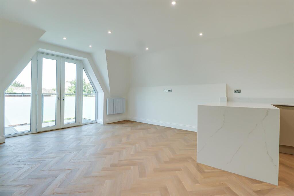 Apartment in Southend-on-Sea - View 4