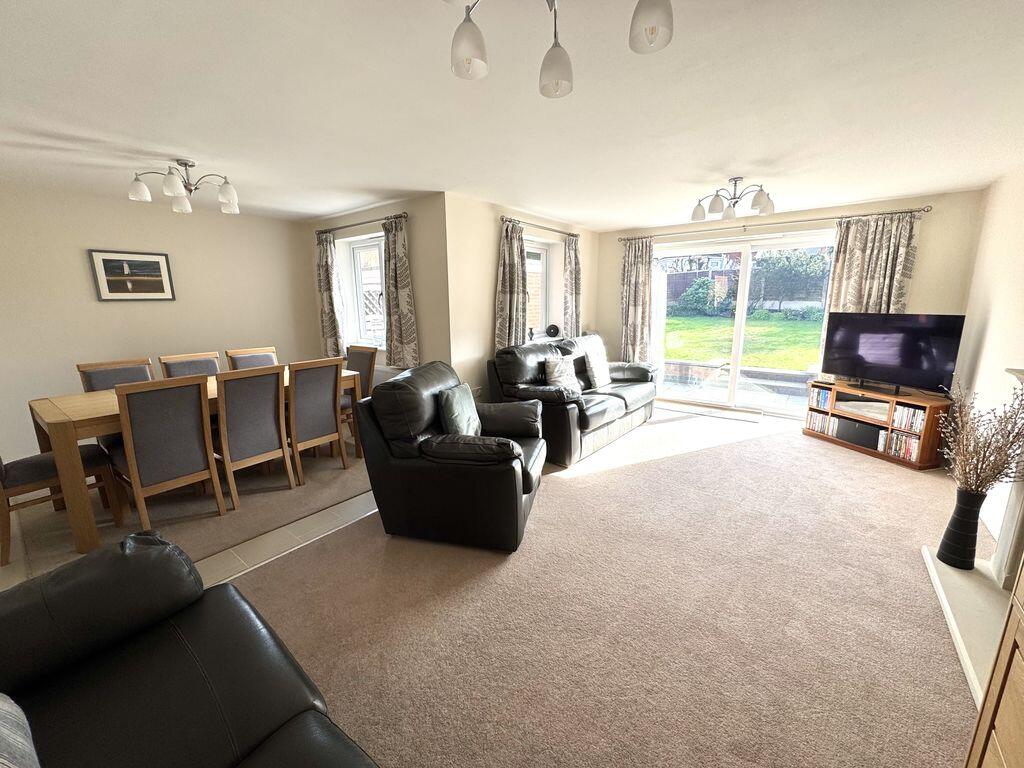 House in Nuneaton and Bedworth, Warwickshire - View 3