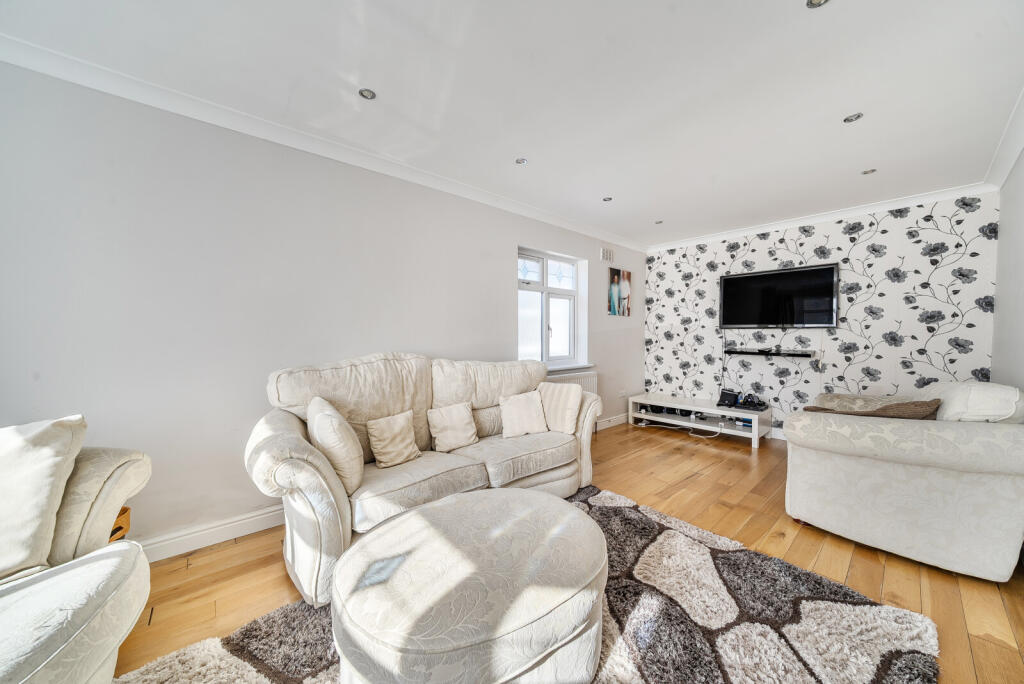 House in West Byfleet, Sheerwater - View 4