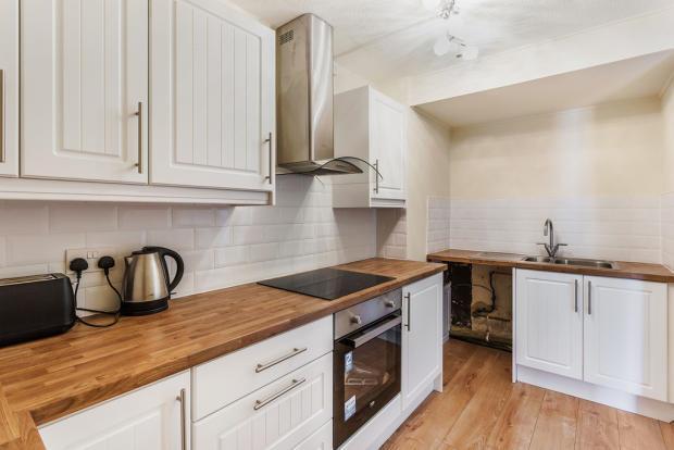 Apartment in Crawley, Worth - View 2