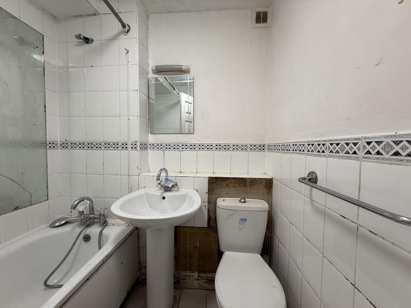 Apartment in London, Hanwell - More