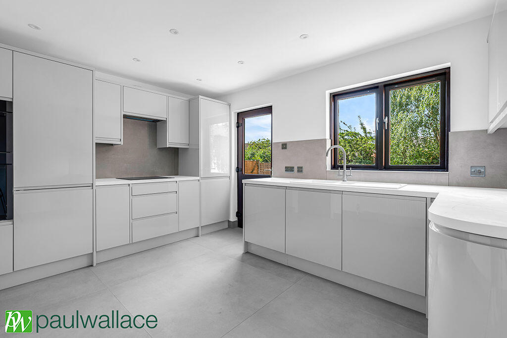 House in Broxbourne, Hertfordshire - View 3