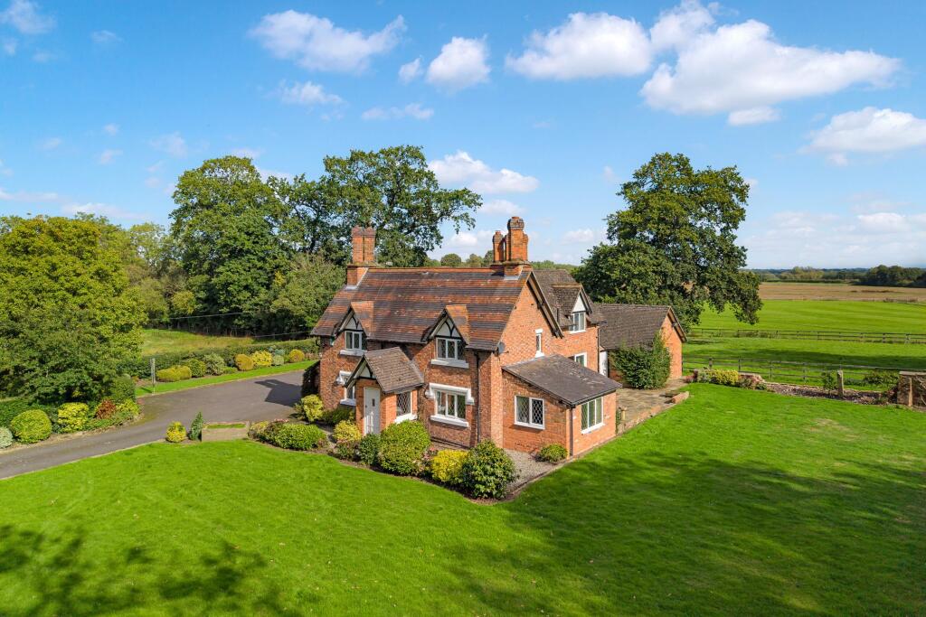 Cheshire cottage with 7+ acres, barns, garaging and stables. photo 3