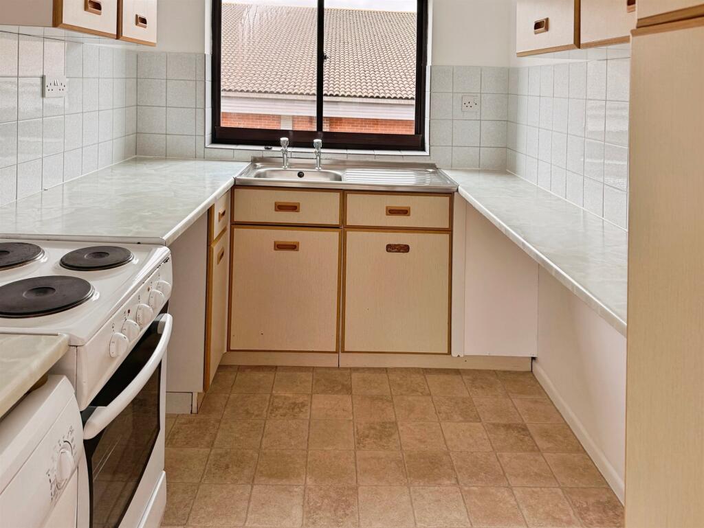 Apartment in Yeovil, Somerset - View 4