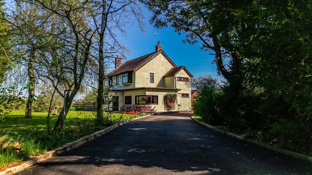 Overton-on-Dee, Nr Wrexham. photo 2