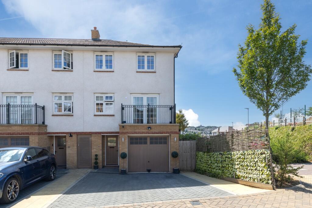 Main image of property: Armstrong Road, Luton, Bedfordshire, LU2 0FX