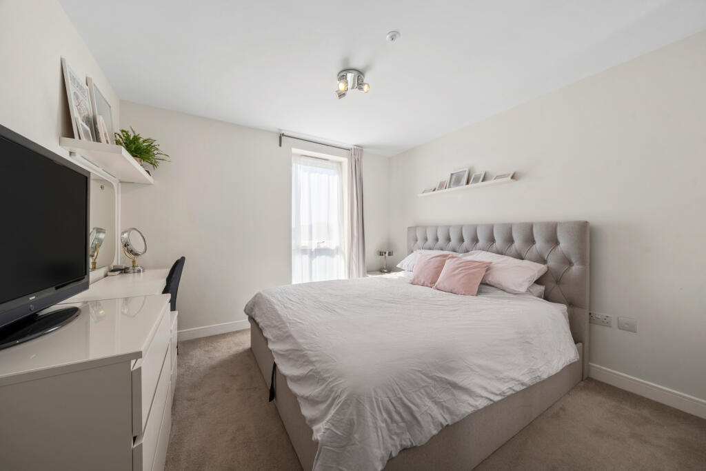 Apartment in Runnymede, Addlestone - More
