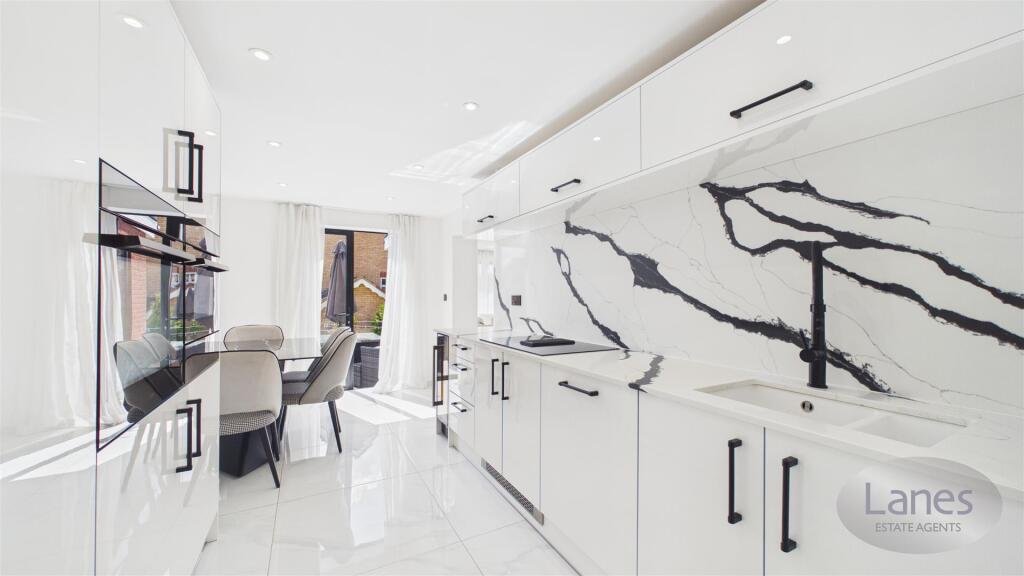 House in Broxbourne, Goffs Oak - More