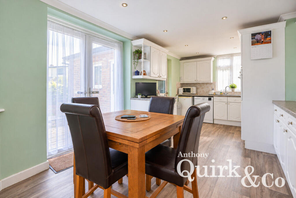House in Southend-on-Sea - More
