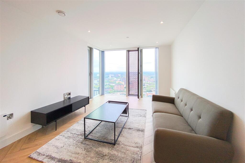 1-bed flat on Elizabeth Tower, M15, £295,000