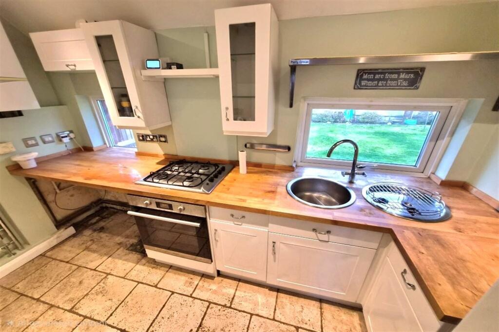 2 bedroom Semi-Detached Bungalow in Farncombe photo 2