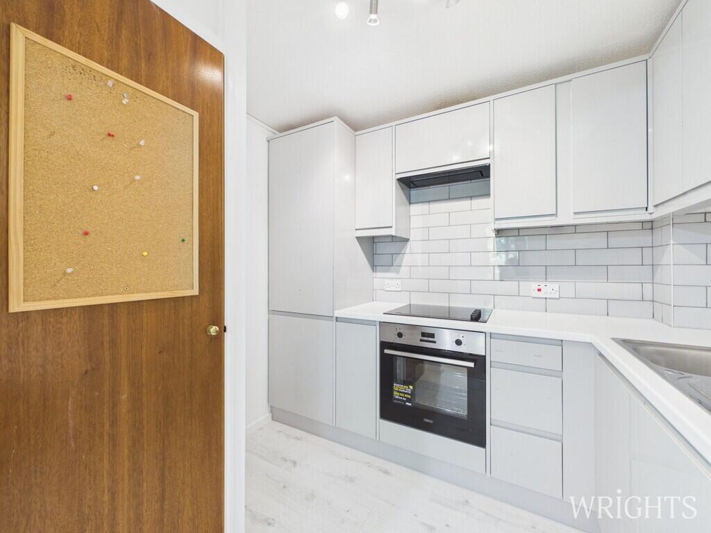 Apartment in Welwyn Hatfield, Hertfordshire - View 4
