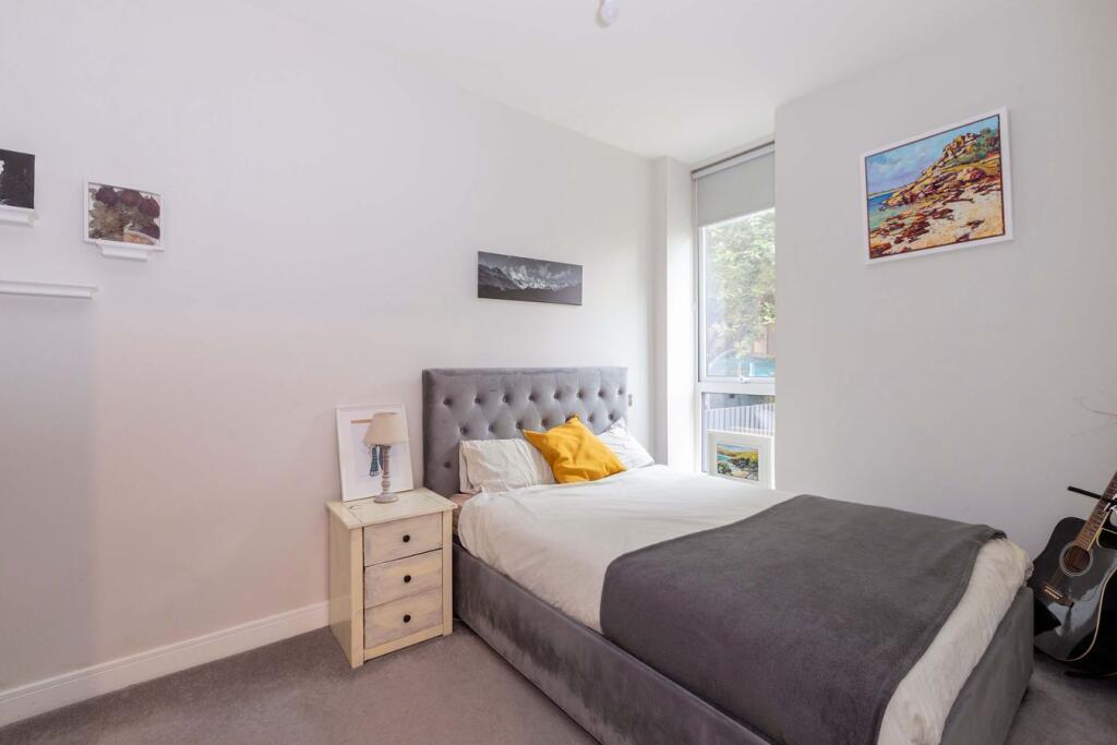 Apartment in Slough - View 5