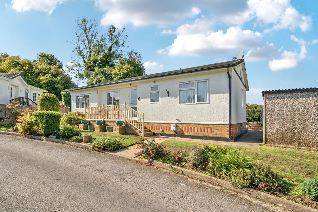 2-bed caravan on Limit Home Park, Northchurch, Berkhamstead, Hertfordshire, HP4 3YX, £225,000