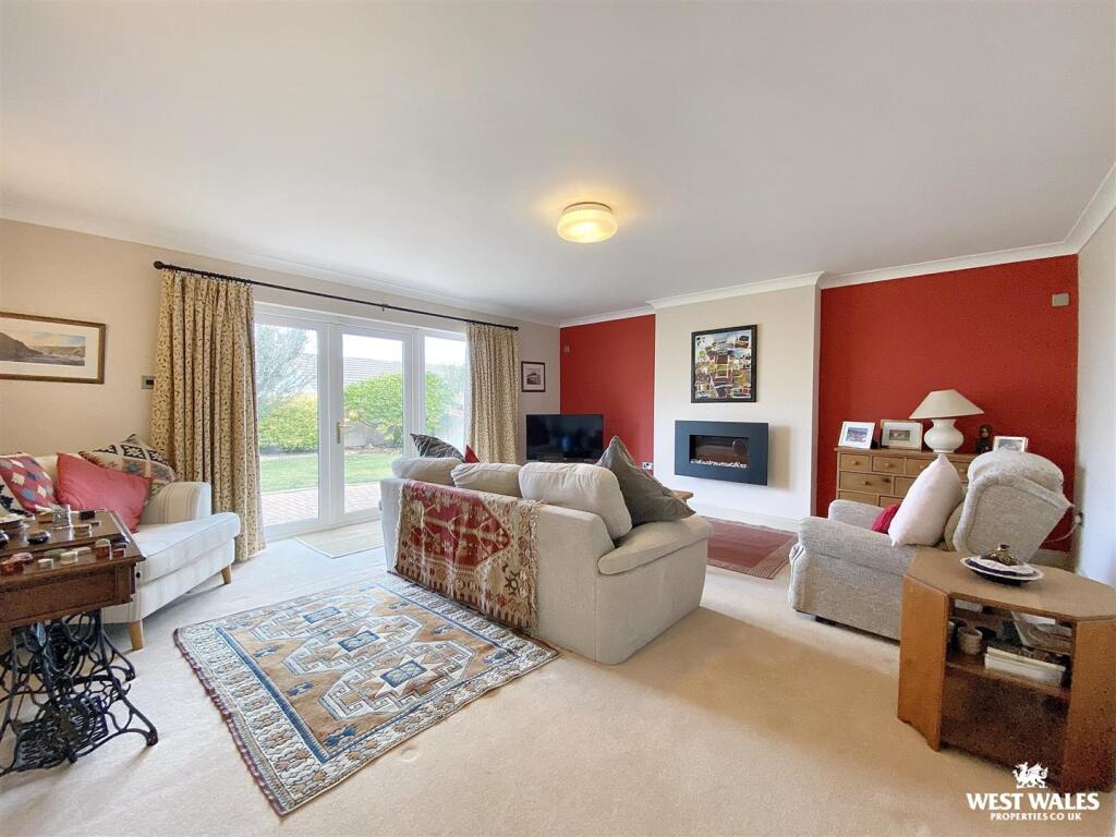 Reginald Close, Hundleton, Pembroke photo 2