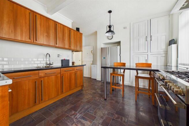 Kitchen and breakfast bar.