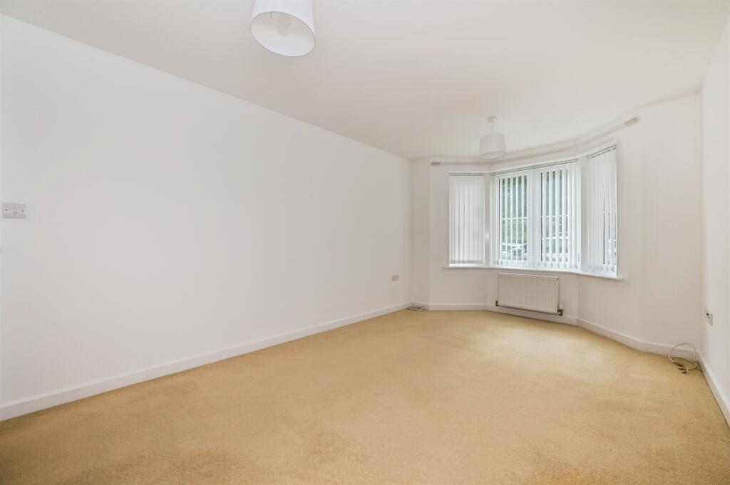 Apartment in Southampton, Bassett - View 5