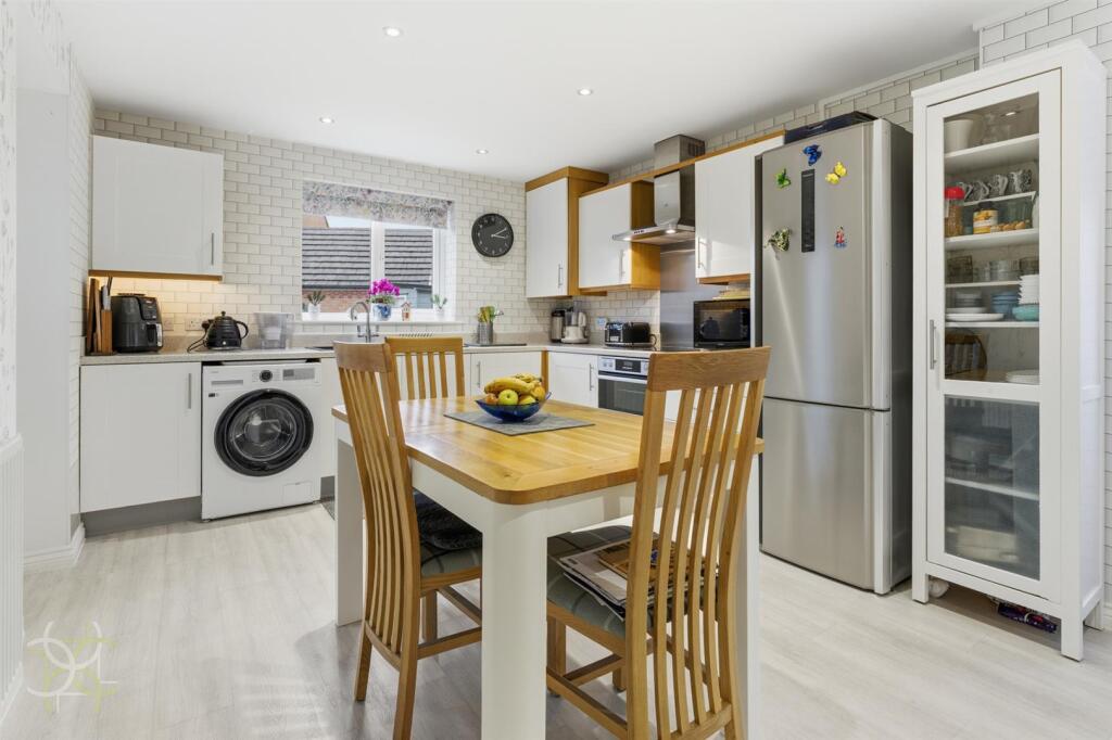 Wisteria Drive, Evesham photo 4