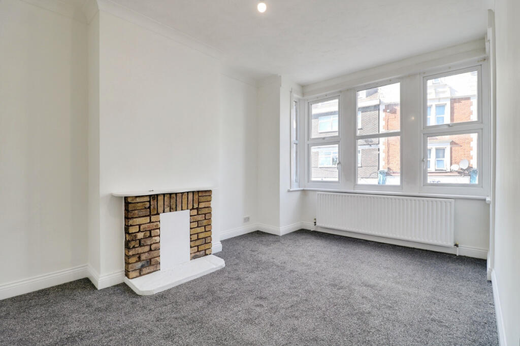 Apartment in Southend-on-Sea - View 4