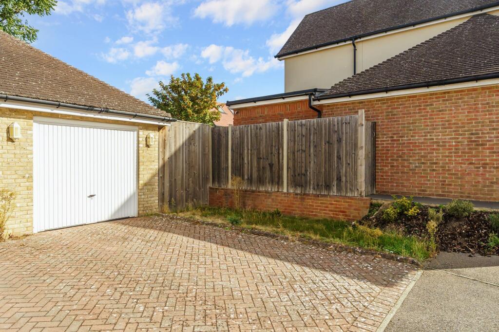 Juniper Place, Epsom, KT17 photo 4